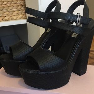 snakeskin Steve Madden platform heel black size 9